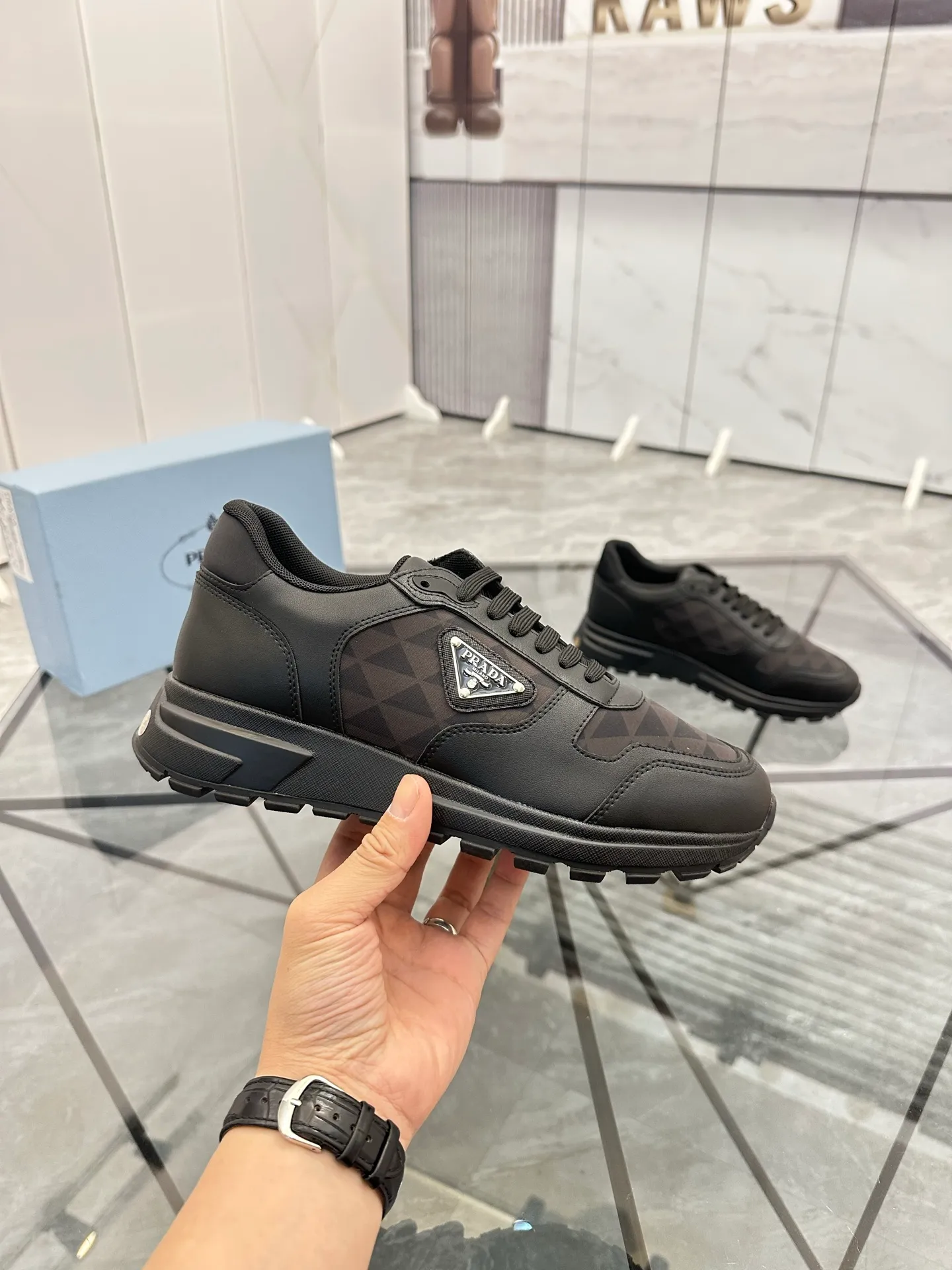 Men's shoes: 💰P440¥ Product trademark: Prada *"Prada*" low-top casual shoes Regular size: 38-44 (can be customized to 45.46) Product materials: imported cowhide upper, sheepskin lining, original outsole. Number: 835